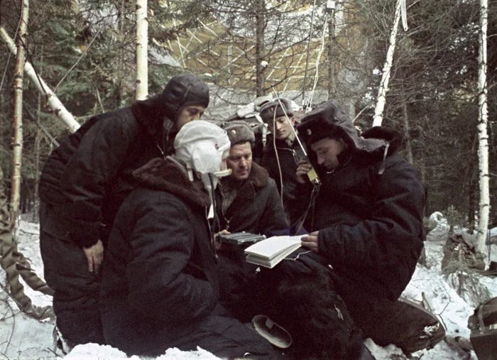 Leonov and Belyaev with rescuers